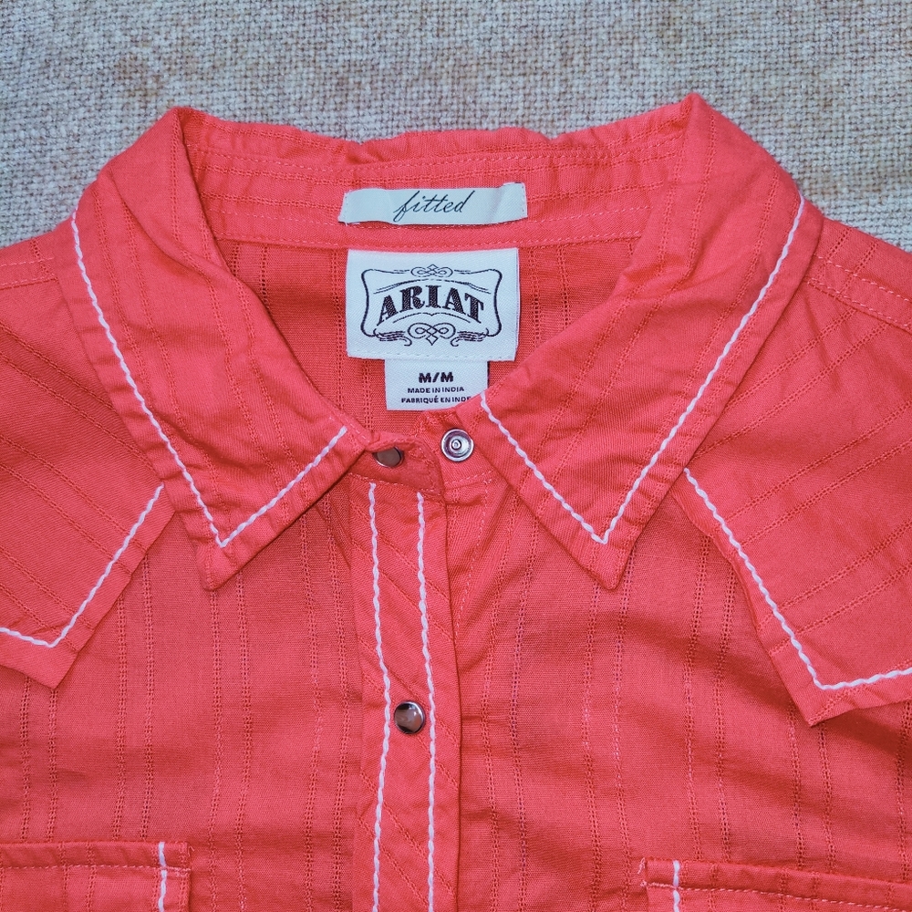 Ariat fitted button down shirt with back embroidery - Size M - Picture 3 of 11